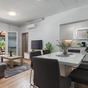 https://apartments-elita.in-istria.net